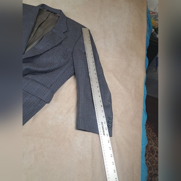 Burberry Gray Blazer with Classic Notched Lapel and Sophisticated Texture - Picture 15 of 16